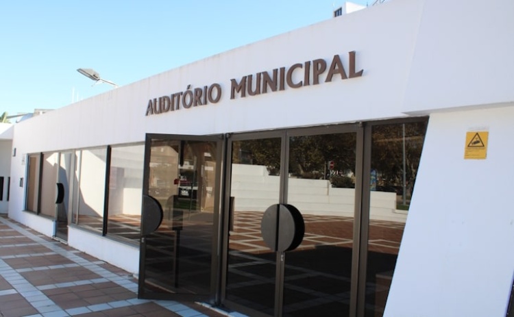 Comédia que “quer ser levada a sério” sobe ao palco do Auditório Municipal de Albufeira