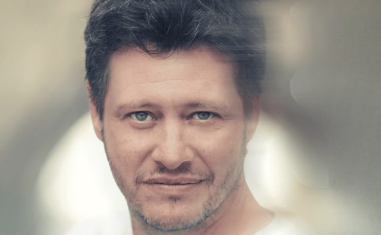 Joe Dassin homenageado pelo filho em concerto no Teatro das Figuras