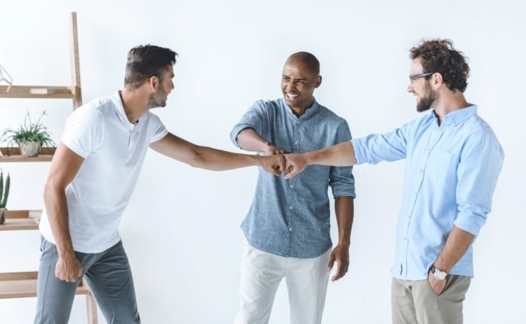 Porque os homens mudam quando estão com amigos?