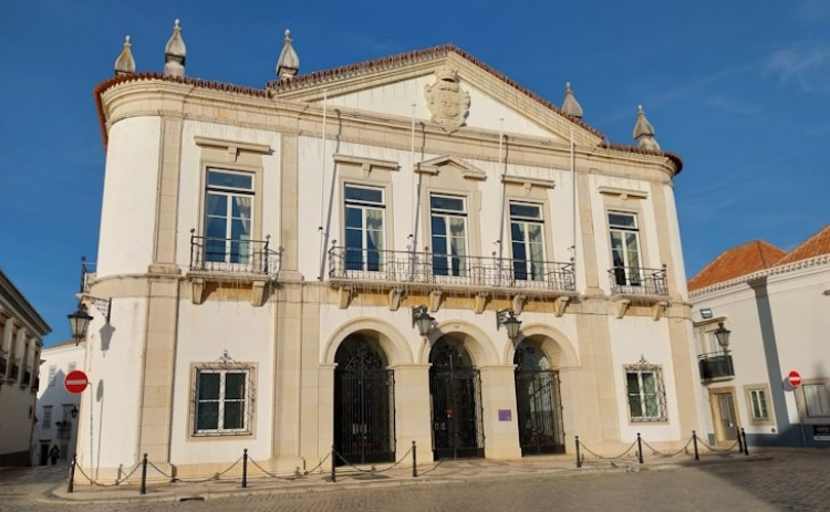 1ª reunião da Assembleia Municipal de Faro aprovou votos de louvor a Isaac Nader, Joana Gomes e a Sílvia Padinha