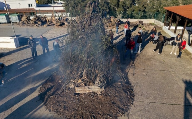 Cortelha cumpre tradi&ccedil;&atilde;o de acender o Madeiro de Natal 