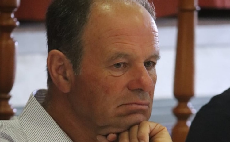 Mac&aacute;rio Correia diz que autarcas &ldquo;ganham trocos&rdquo; e pede mudan&ccedil;a na lei