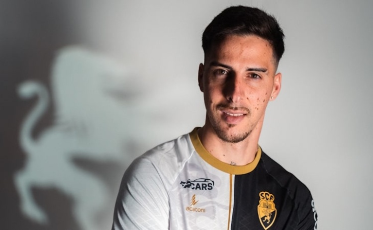 Avan&ccedil;ado australiano Anthony Carter refor&ccedil;a Farense cedido pelo Santa Clara