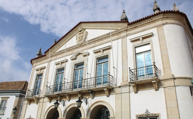 Presidente da Juventude Popular de Faro diz que or&ccedil;amento municipal &eacute; de conten&ccedil;&atilde;o e sem vis&atilde;o estrat&eacute;gica