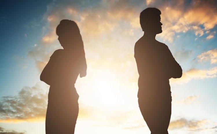 Riscos de se envolver com uma pessoa (muito) diferente de si