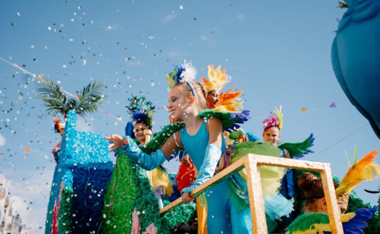 Alegria e cores vibrantes regressam &agrave; Avenida Infante de Sagres em Quarteira