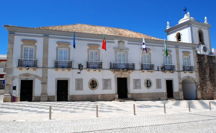 C&acirc;mara de Loul&eacute; ilumina-se de azul pela S&iacute;ndrome de Angelman