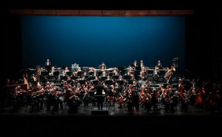 Eleg&acirc;ncia, humor e esp&iacute;rito festivo sobem ao palco do Teatro Ant&oacute;nio Pinheiro
