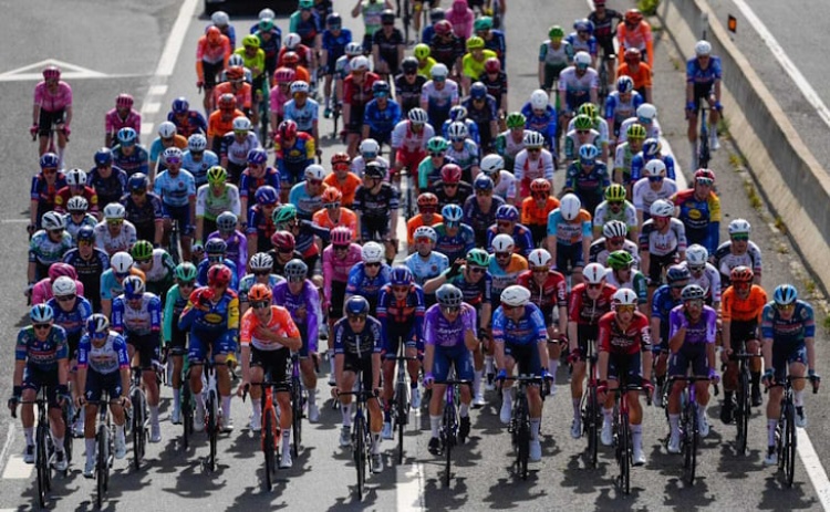 Olh&atilde;o recebe pela primeira vez meta volante da Volta ao Algarve