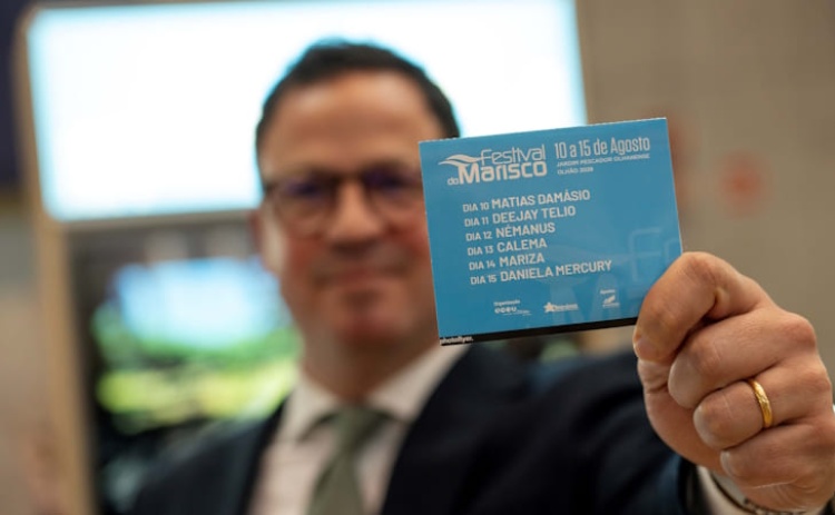 Autarca de Olh&atilde;o apresentou cartaz do Festival do Marisco 