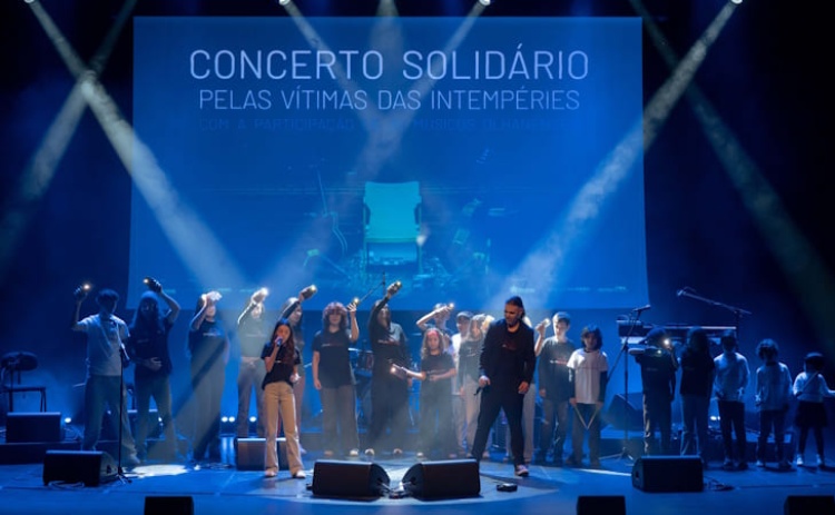 Cerca de 30 artistas &ldquo;encheram&rdquo; Audit&oacute;rio de Olh&atilde;o de solidariedade com Leiria