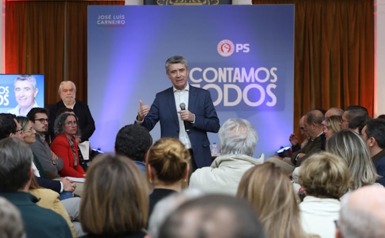 Em sess&atilde;o em Faro, Jos&eacute; Lu&iacute;s Carneiro defende refor&ccedil;o do SNS e reforma do Estado