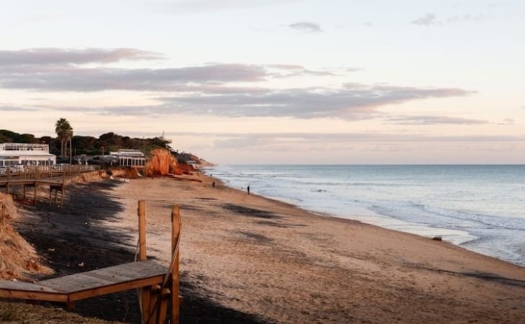 Algarve com 35 praias afetadas por instabilidade em arribas e recuo do areal 