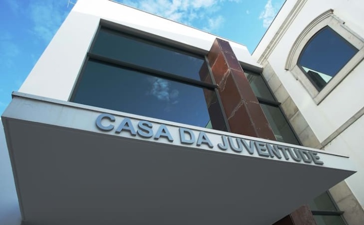 Artistas da Casa da Juventude de Olh&atilde;o mostram-se no m&ecirc;s do teatro