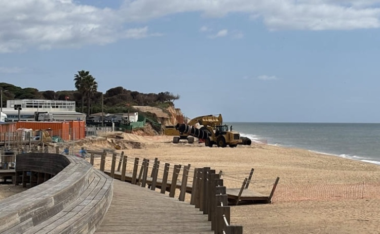 Prepara&ccedil;&atilde;o para alimenta&ccedil;&atilde;o artificial das praias avan&ccedil;a entre Quarteira e Garr&atilde;o