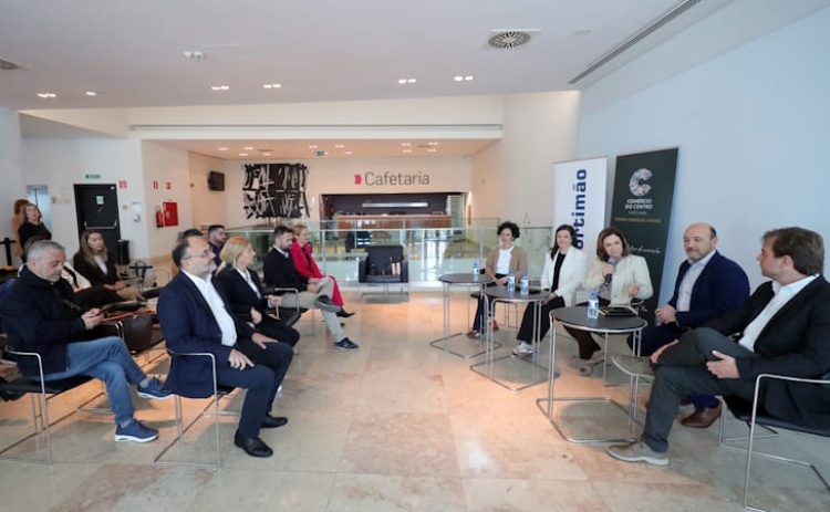 Comerciantes de Portim&atilde;o participaram na sess&atilde;o de lan&ccedil;amento do Bairro Digital
