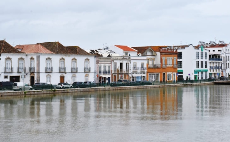 Passeios na Hist&oacute;ria de Tavira convidam a descobrir as platibandas da cidade
