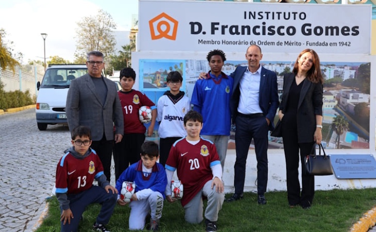 Associa&ccedil;&atilde;o de Futebol do Algarve entregou equipamentos a duas IPSS de Faro