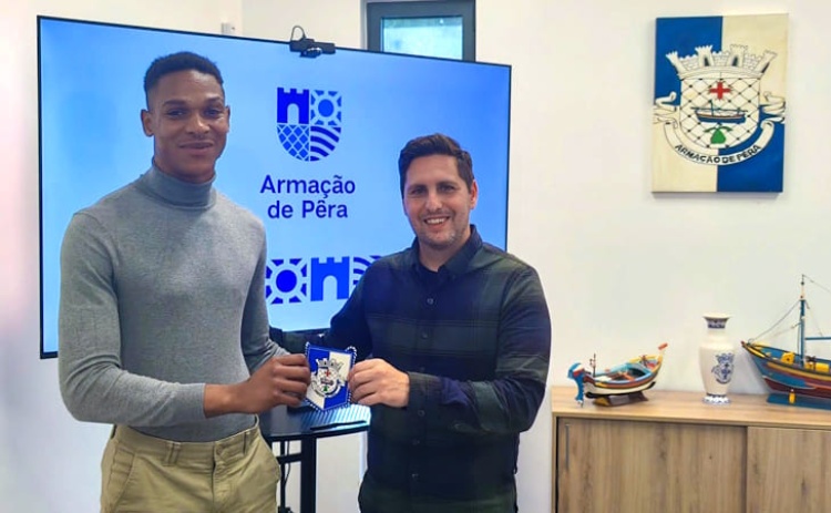 Junta de Freguesia de Arma&ccedil;&atilde;o de P&ecirc;ra homenageou atleta Usumane Djumo