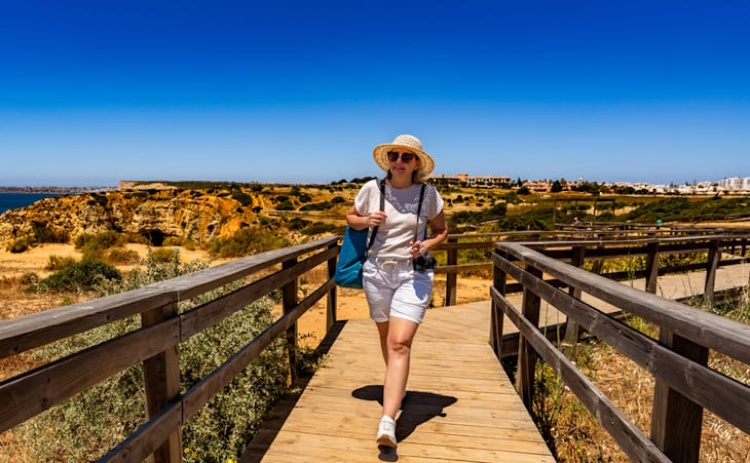 Turismo em Portugal com "claro abrandamento" mas continuar&aacute; a crescer este ano 