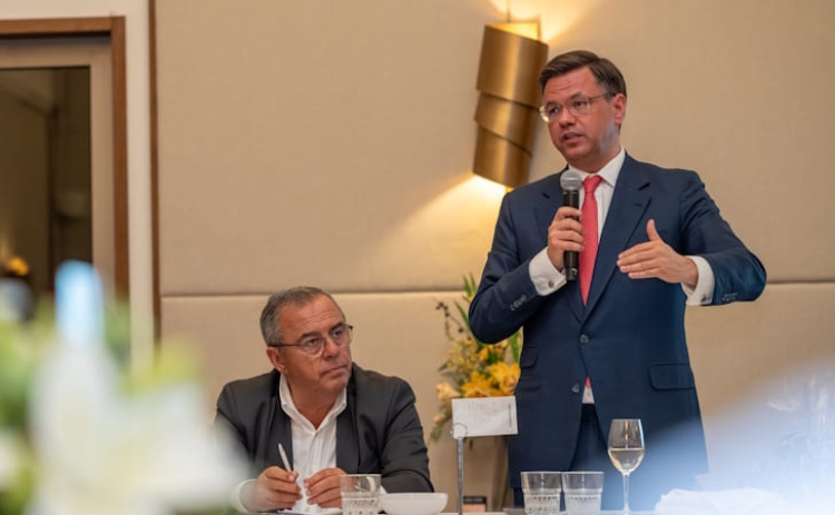 Ministro veio ao Algarve explicar como o governo pretende acabar com o excesso de burocracia