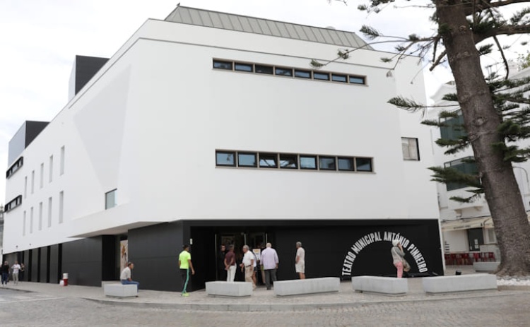 Teatro Municipal Ant&oacute;nio Pinheiro inaugura exposi&ccedil;&atilde;o e recebe M&atilde;o Morta no mesmo dia 