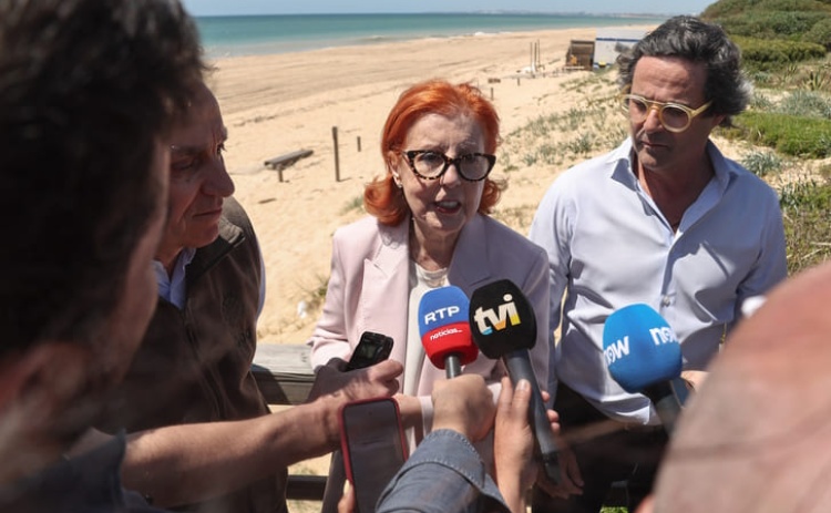 Reposi&ccedil;&atilde;o de areia entre as praias do Garr&atilde;o e de Quarteira pode terminar em meados de maio 