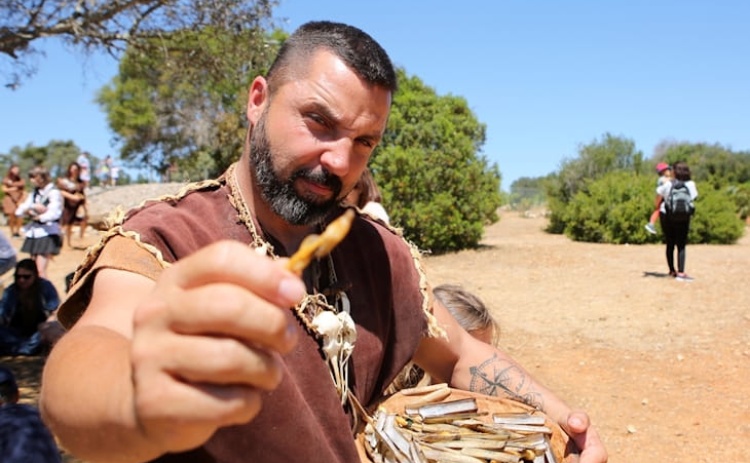 Recria&ccedil;&atilde;o pr&eacute;-hist&oacute;rica de Alcalar celebra 20 anos com visitas orientadas por arque&oacute;logos 