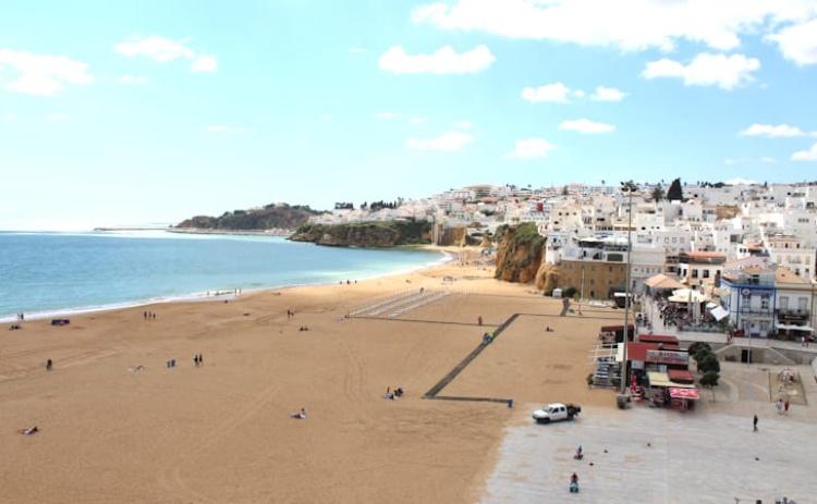 Praias do Inatel e dos Pescadores em Albufeira interditadas devido a descarga de &aacute;guas residuais