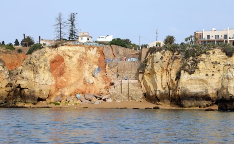 C&acirc;mara de Lagos e Ag&ecirc;ncia do Ambiente v&atilde;o estabilizar arriba da Praia do Pinh&atilde;o
