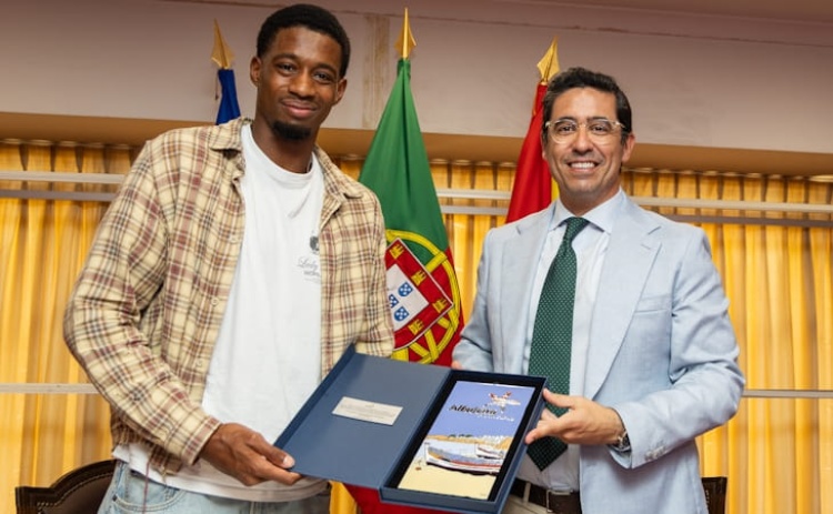 Campe&atilde;o do mundo de Albufeira homenageado pelo munic&iacute;pio
