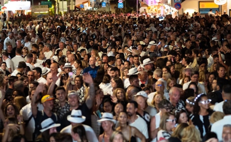 Uma das maiores celebra&ccedil;&otilde;es ao ar livre do pa&iacute;s acontece na Praia do Carvoeiro
