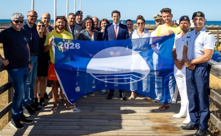 Praia em Albufeira recebeu cerim&oacute;nia da primeira Bandeira Azul do Algarve de 2026