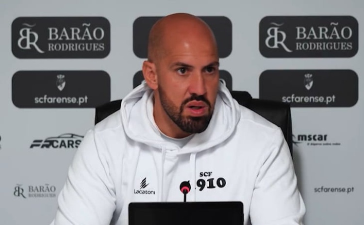 Jos&eacute; Faria continua no comando t&eacute;cnico do Farense por mais uma temporada