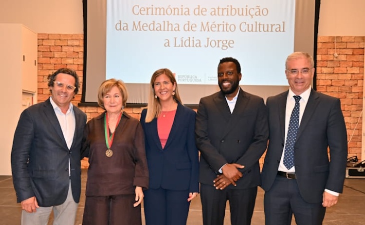 Governo entregou Medalha de M&eacute;rito Cultural a L&iacute;dia Jorge em Loul&eacute;