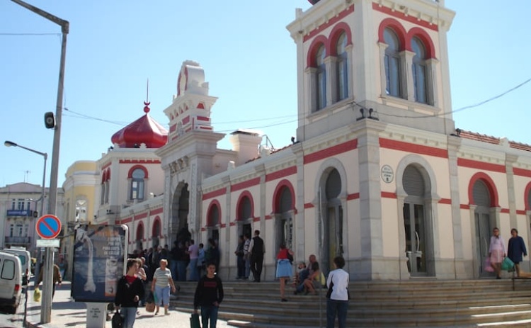 Mercado de Loul&eacute; &eacute; ponto de encontro para &laquo;vibrar&raquo; com a Sele&ccedil;&atilde;o Nacional