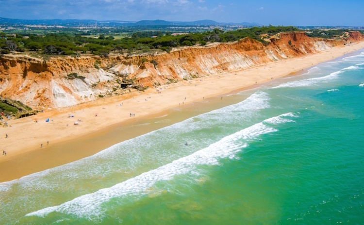 Albufeira e Vila Nova de Gaia lideram ranking nacional com mais praias "Qualidade de Ouro" 