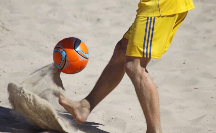 Olh&atilde;o recebe jornada inaugural da Liga Algarve de Futebol de Praia 2025/2026