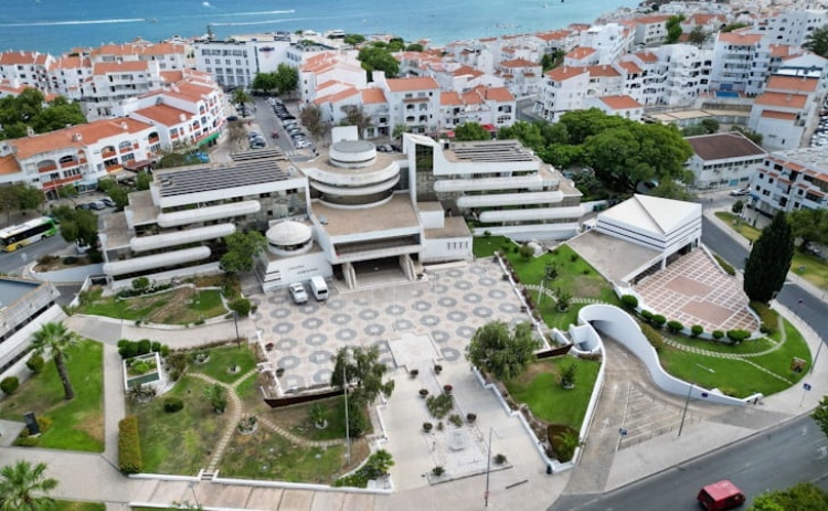 Albufeira permite obras em julho e setembro e mant&eacute;m suspens&atilde;o em agosto