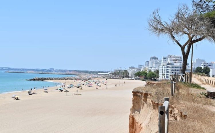 Empreitada de refor&ccedil;o de areia nas praias de Forte Novo e Trafal arranca na segunda-feira
