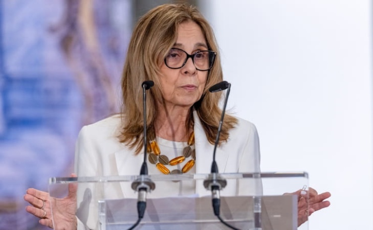 Ministra da Sa&uacute;de rejeita que haja falta de macas no Algarve