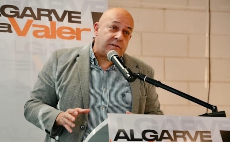 Montenegro distingue Mendes Bota como presidente honor&aacute;rio do PSD do Algarve