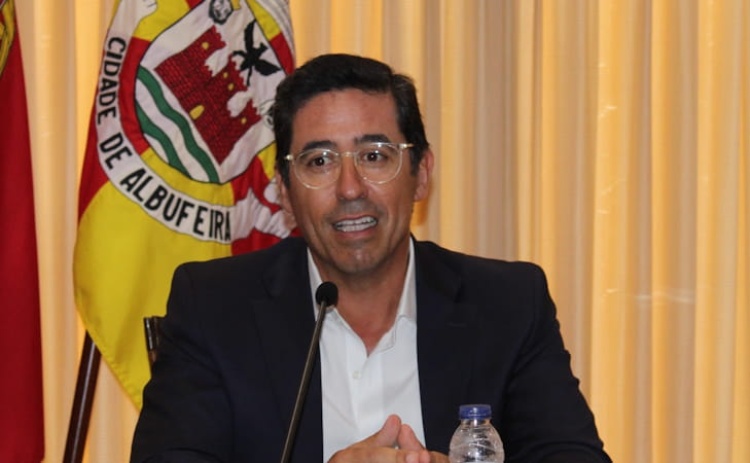 MP acusa presidente da C&acirc;mara de Albufeira de discrimina&ccedil;&atilde;o e incitamento ao &oacute;dio
