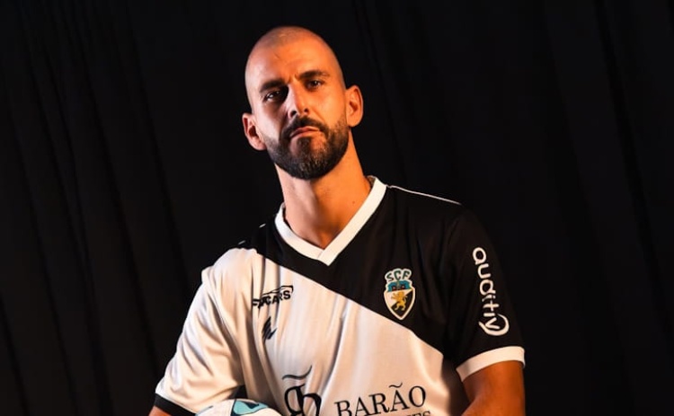 Avan&ccedil;ado internacional portugu&ecirc;s Nelson Oliveira assina pelo Farense