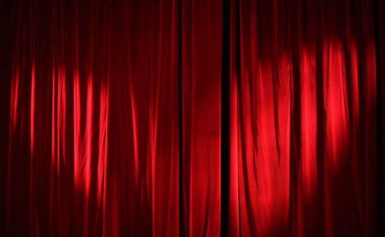 Companhia Luar Teatro leva ao palco &ldquo;Uma Estrada para o Sil&ecirc;ncio&rdquo; em Silves