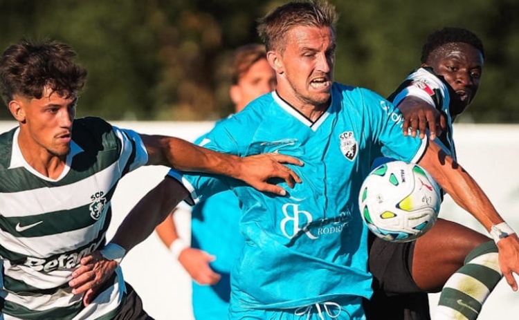 Farense sofre derrota frente ao Sporting B j&aacute; nos descontos