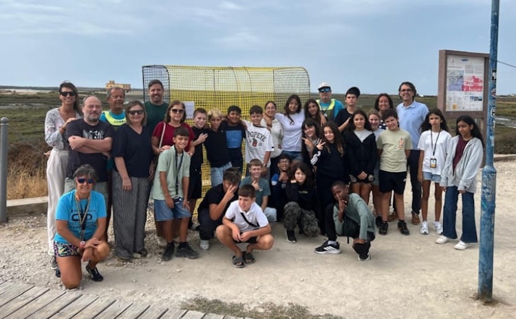 Alunos da Fuseta participaram na constru&ccedil;&atilde;o de covo gigante para recolha de res&iacute;duos