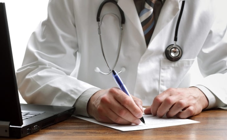 M&eacute;dico suspeito de violar paciente em Albufeira fica em pris&atilde;o preventiva