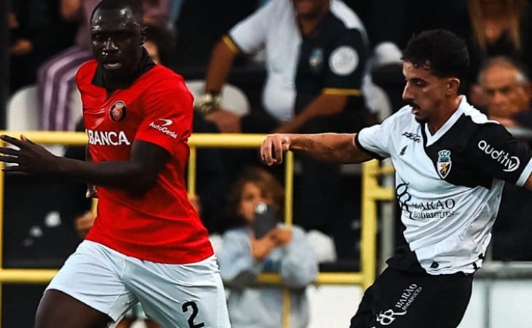 II Liga: Farense sofre derrota pesada frente ao Penafiel 