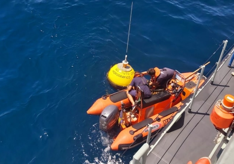 Navio da Marinha recuperou boia de "sensores" ao largo de Faro